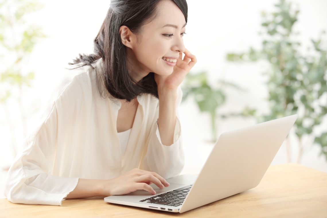 制作したホームページへの流入数を確認する女性